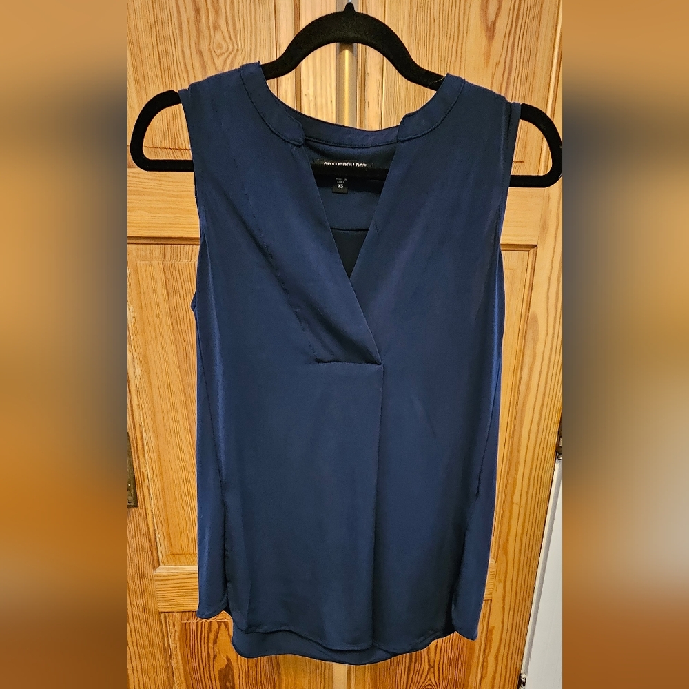 Gramercy 22 Navy VNeck Sleeveless Blouse Size XS